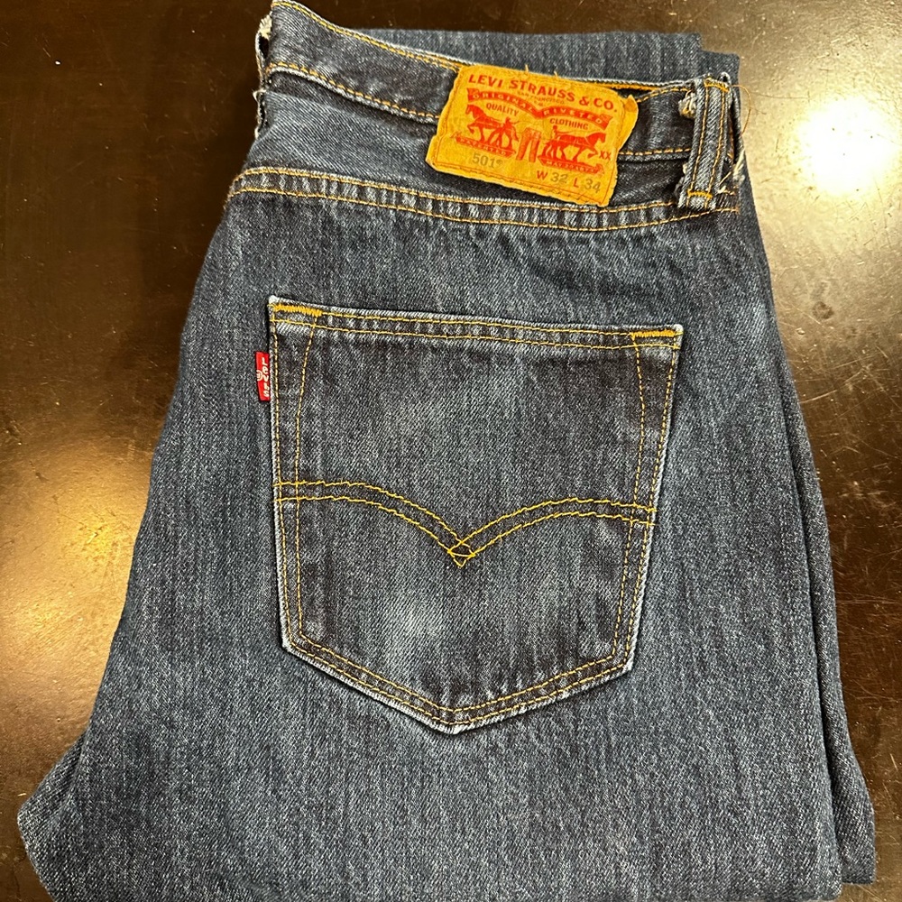 Men’s Levi’s 501 style size 32x34 gently used from a smoke free pet free home